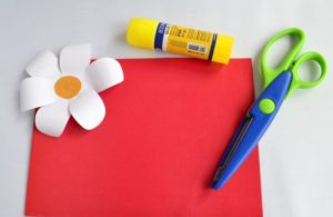 Цветы аппликации - 79 фото идей для детей подготовительной, средней и старшей групп по выкройкам из цветной бумаги17