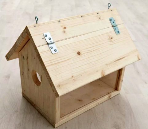 Простая деревянная кормушка для птиц ручной работы