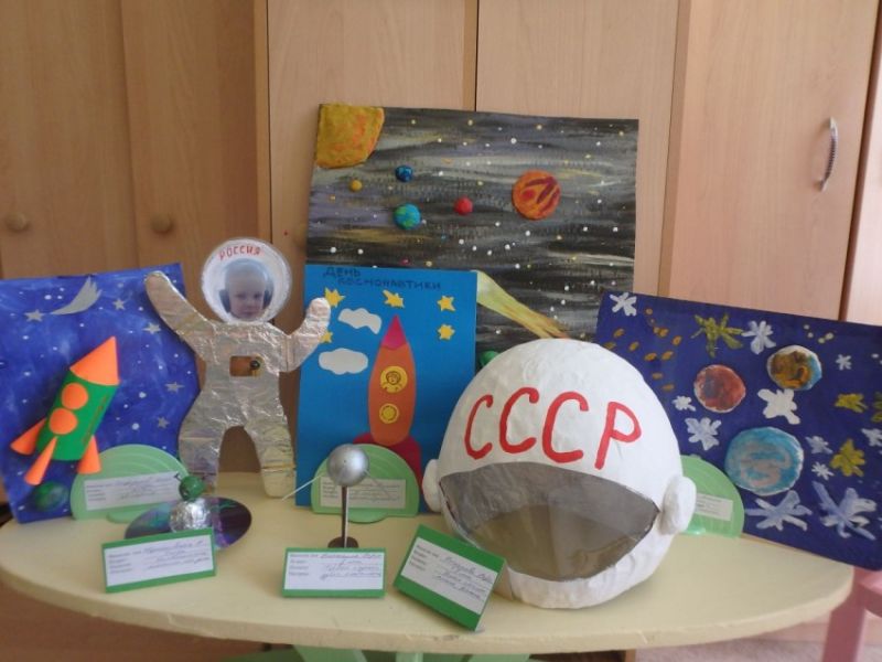 Интересные поделки для школы и садика на день Космонавтики