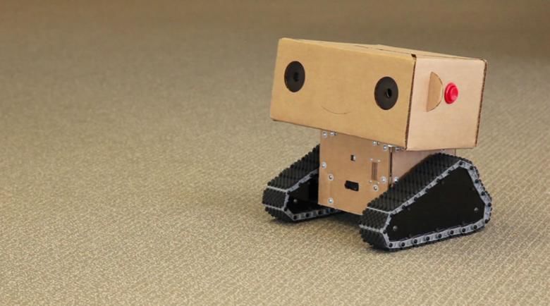 Робот из картонных коробок